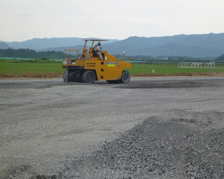 サッカー場中層材